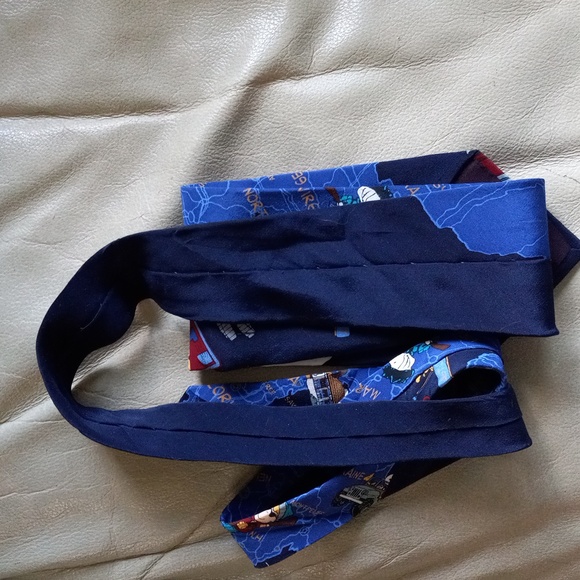 Peanuts Snoopy East Coast Road Trip 100% Silk Tie Excellent Condition - Picture 5 of 10